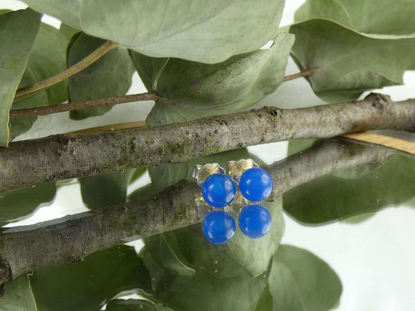Handgemachte Ohrstecker mit blauen Achat-Perlen – spiritueller Schmuck mit Heilsteinen, ideal als besonderes Geschenk aus dem Magischen Kaufhaus.