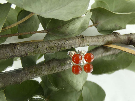 Handgemachte Ohrstecker mit Karneol-Perlen – spiritueller Schmuck mit Heilsteinen, ideal als besonderes Geschenk aus dem Magischen Kaufhaus.