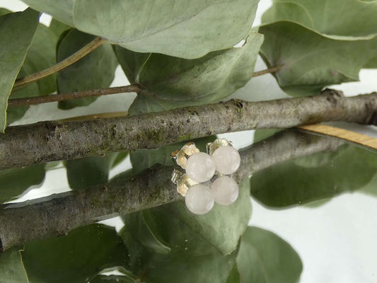 Handgemachte Ohrstecker mit Rosenquarz-Perlen – spiritueller Schmuck mit Heilsteinen, ideal als besonderes Geschenk aus dem Magischen Kaufhaus.