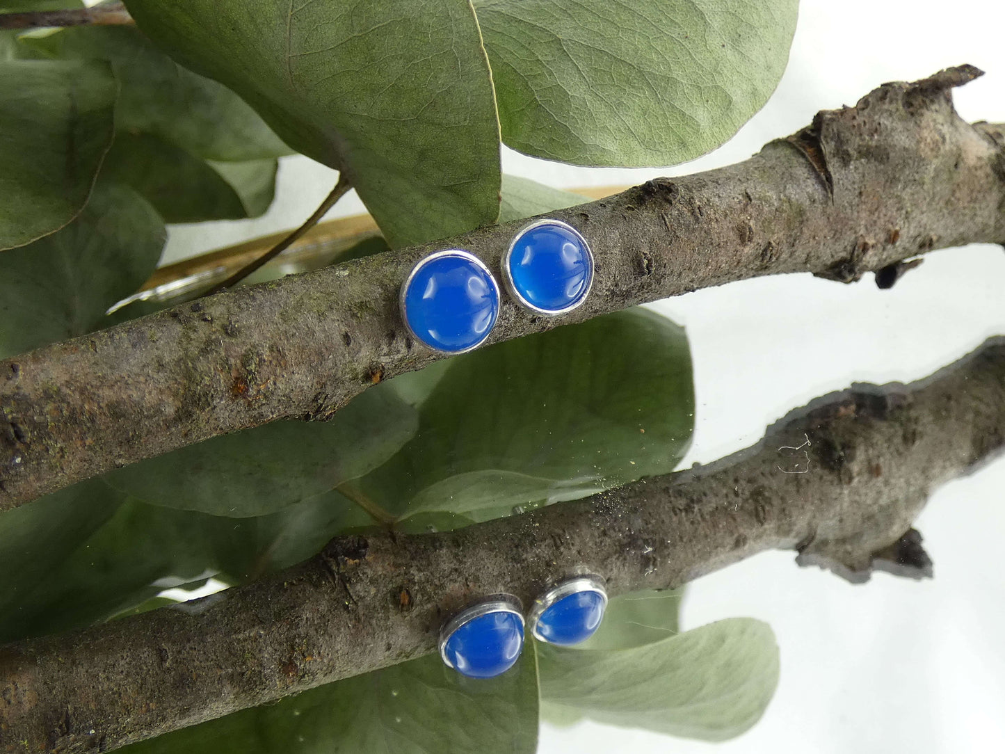 Handgefertigte Cabochon Ohrringe mit echtem Blauachat in der Kategorie magischer Schmuck