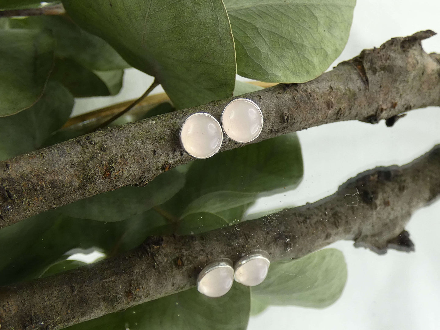 Handgefertigte Cabochon Ohrringe mit echtem Rosenquarz in der Kategorie magischer Schmuck