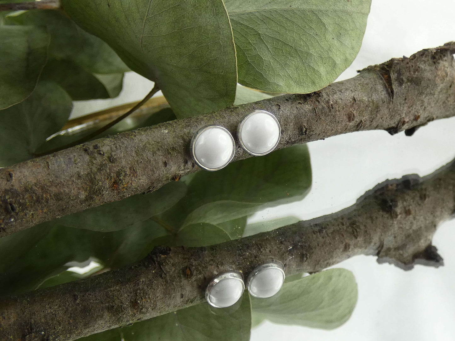 Handgefertigte Cabochon Ohrringe mit echtem Howlith in der Kategorie magischer Schmuck