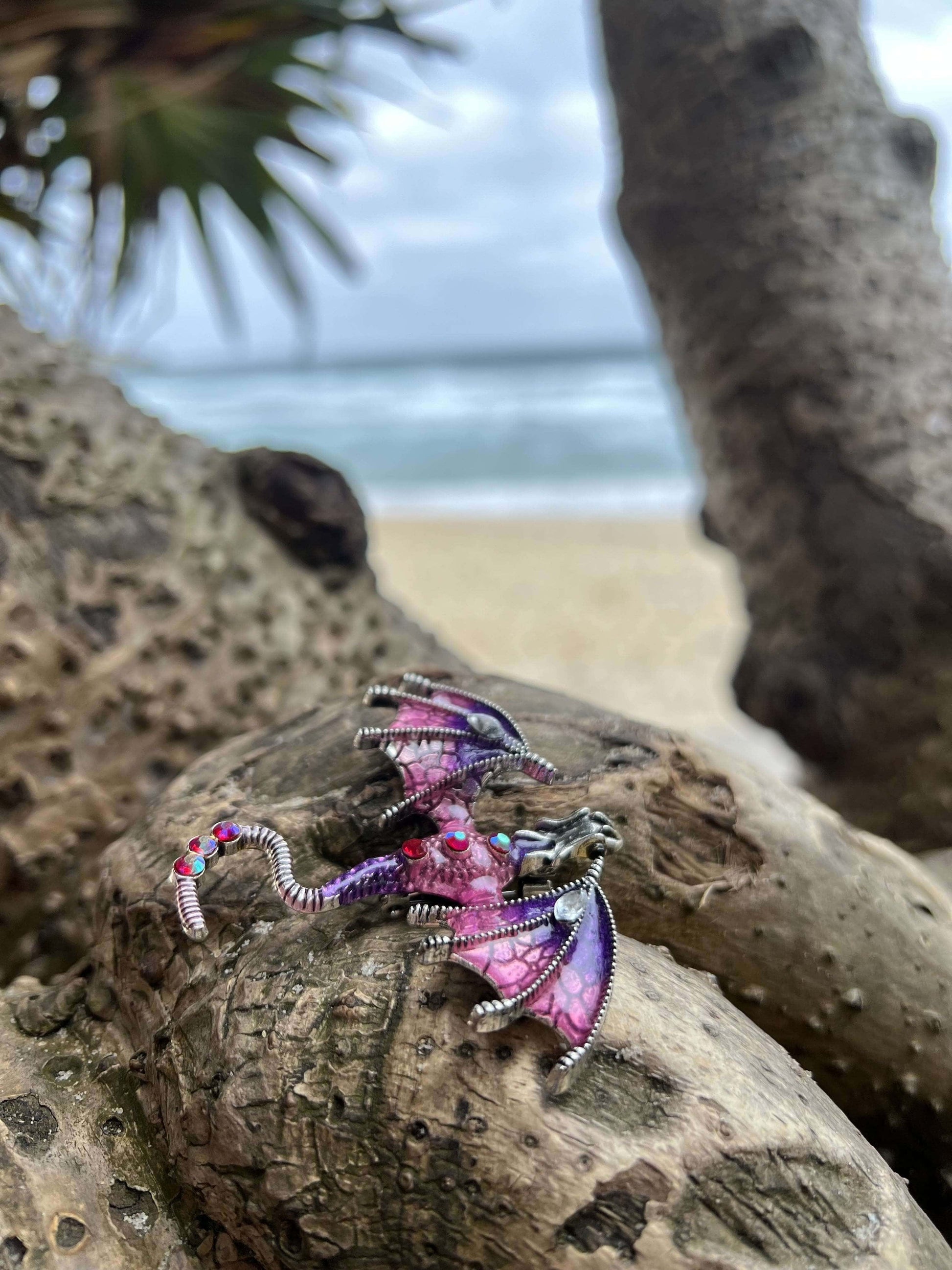 Krafttier Drache - Macht Weisheit Staerke_Transformation - nnerer Reichtum-lila Brosche