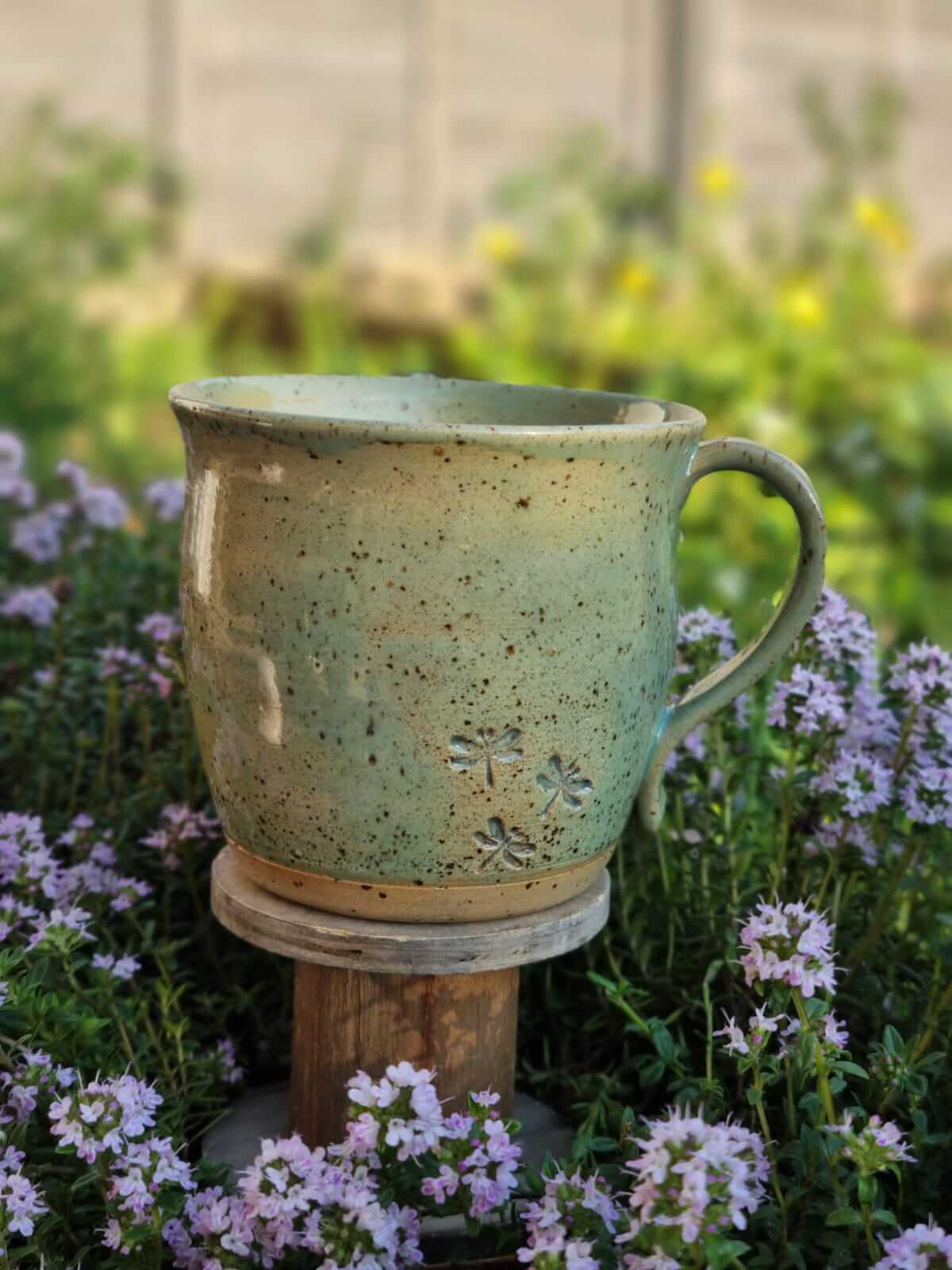 Handgefertigte Keramiktasse mit Libellen-Motiv – erinnert dich an Leichtigkeit, Intuition & inneren Wandel