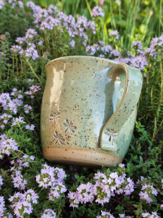 Handgefertigte Keramiktasse mit Libellen-Motiv – erinnert dich an Leichtigkeit, Intuition & inneren Wandel