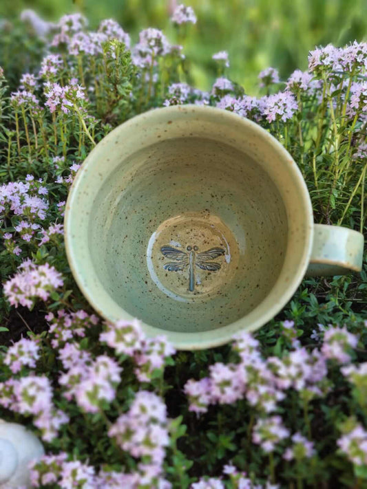 Handgefertigte Keramiktasse mit Libellen-Motiv – erinnert dich an Leichtigkeit, Intuition & inneren Wandel