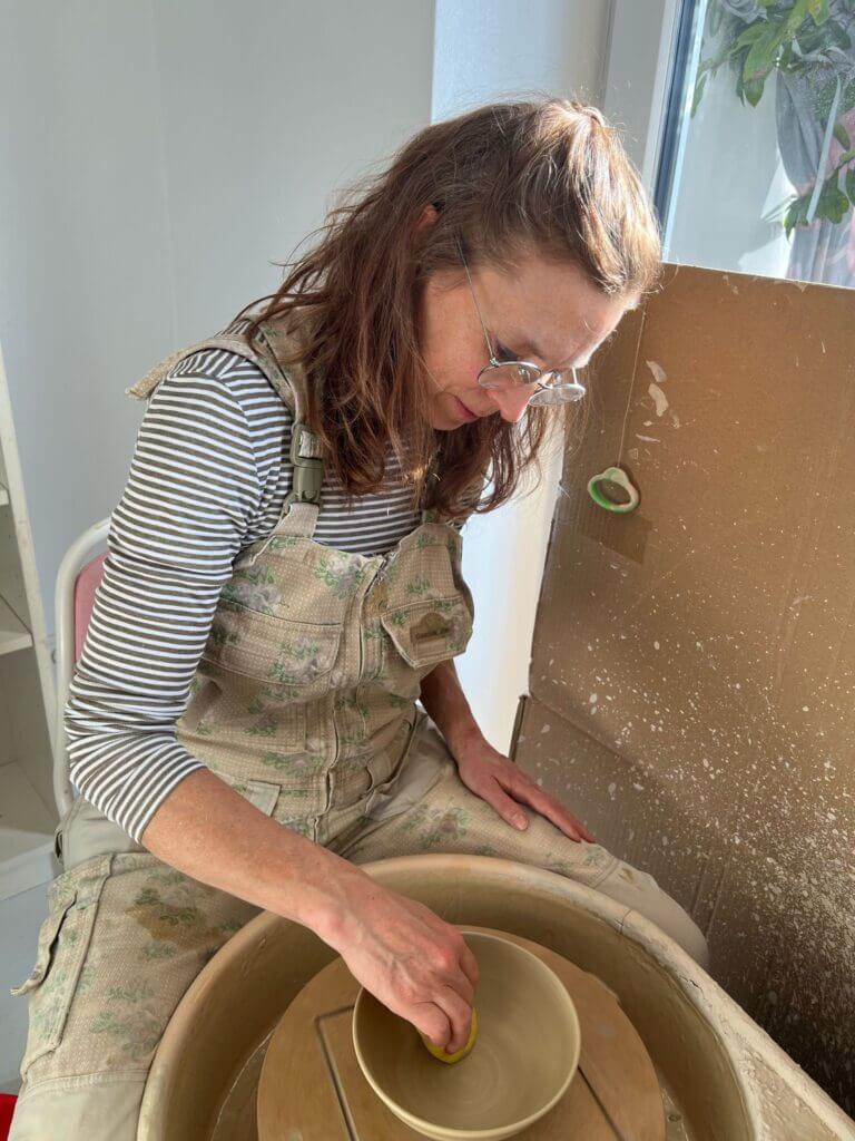 Schuesselchen-Iris-Koelligan-Keramik-hangemacht-Toepfern-3