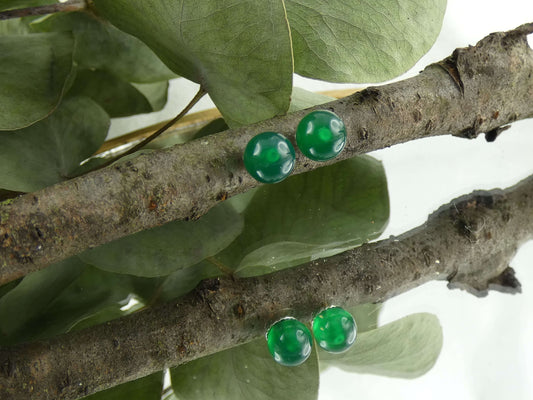 Handgemachte Ohrstecker mit grün Achat-Perlen – spiritueller Schmuck mit Heilsteinen, ideal als besonderes Geschenk aus dem Magischen Kaufhaus.