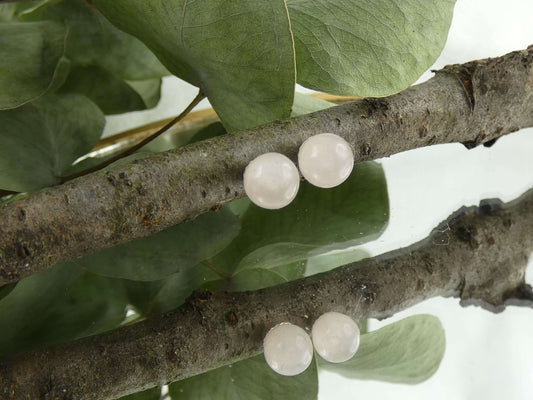 Handgemachte Ohrstecker mit Rosenquarz-Perlen – spiritueller Schmuck mit Heilsteinen, ideal als besonderes Geschenk aus dem Magischen Kaufhaus.