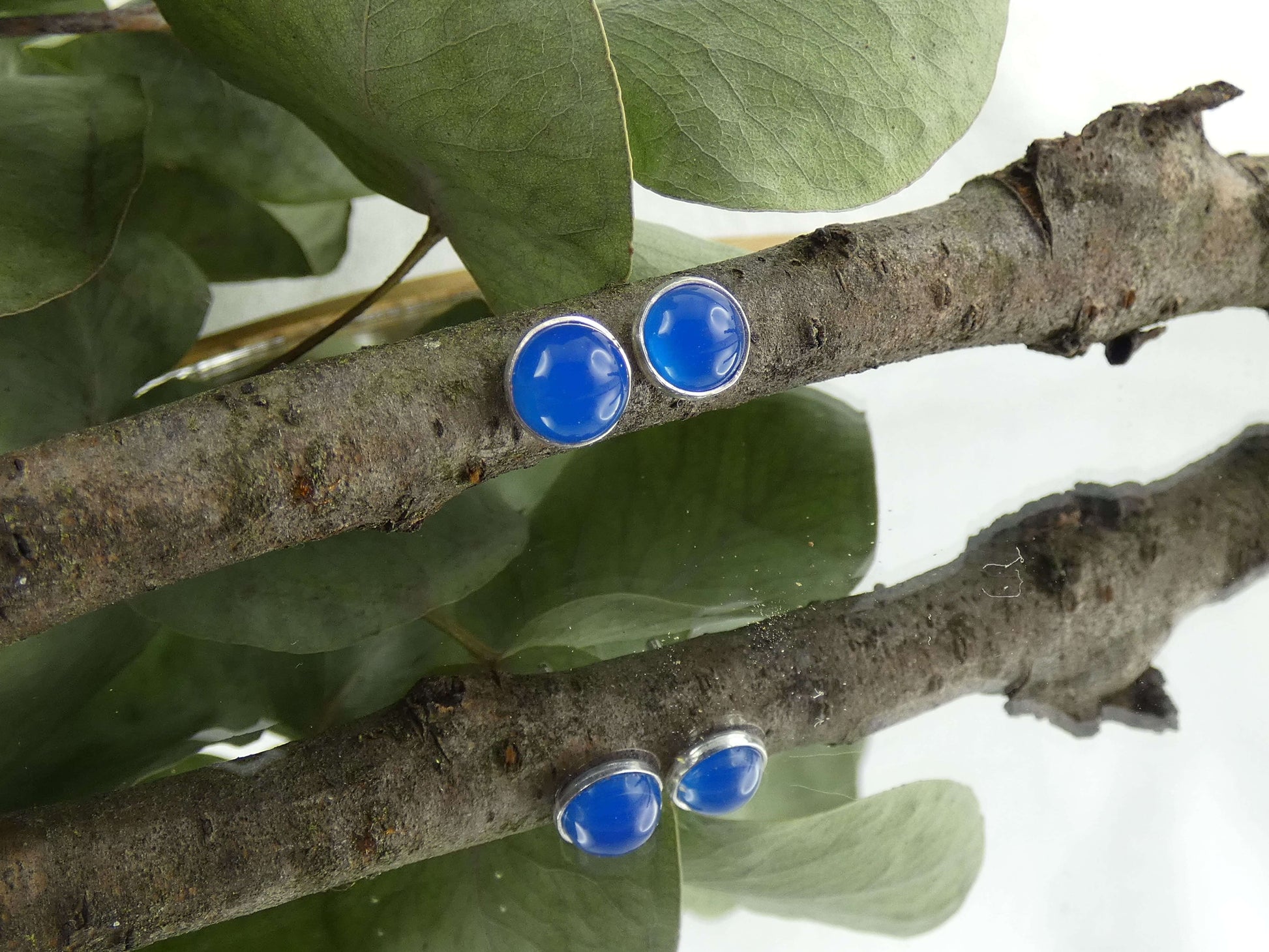 Handgefertigte Cabochon Ohrringe mit echtem Blauachat in der Kategorie magischer Schmuck