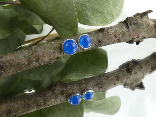 Handgefertigte Cabochon Ohrringe mit echtem Blauachat in der Kategorie magischer Schmuck