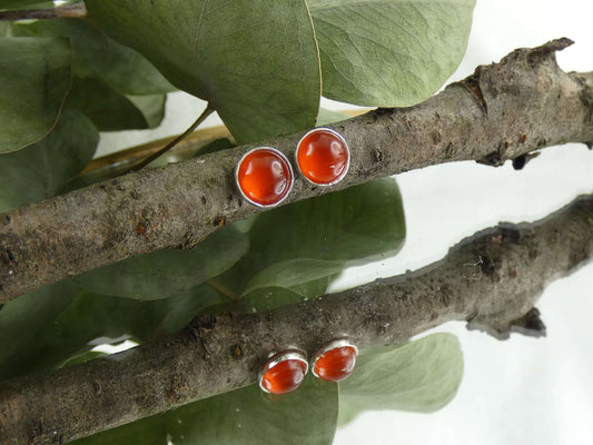 Handgefertigte Cabochon Ohrringe mit echtem Karneol in der Kategorie magischer Schmuck