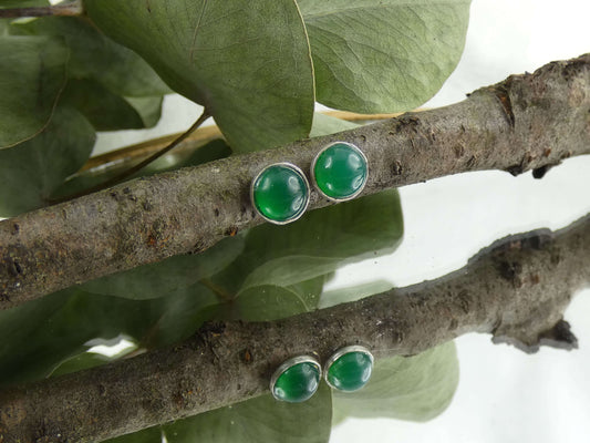 Handgefertigte Cabochon Ohrringe mit echtem Grünachat in der Kategorie magischer Schmuck