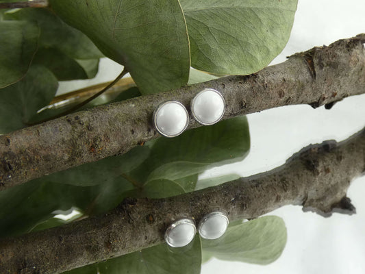 Handgefertigte Cabochon Ohrringe mit echtem Howlith in der Kategorie magischer Schmuck