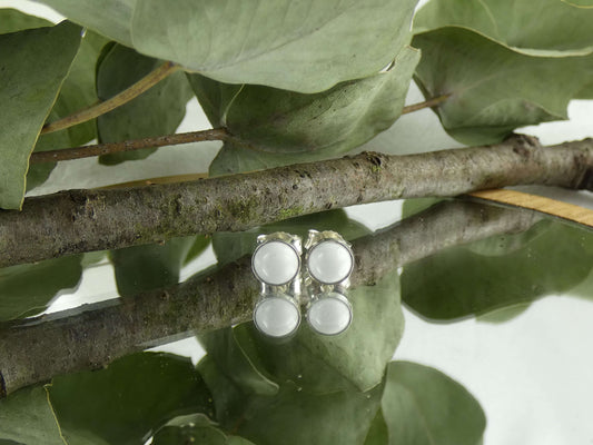 Handgefertigte Cabochon Ohrringe mit echtem Howlith in der Kategorie magischer Schmuck