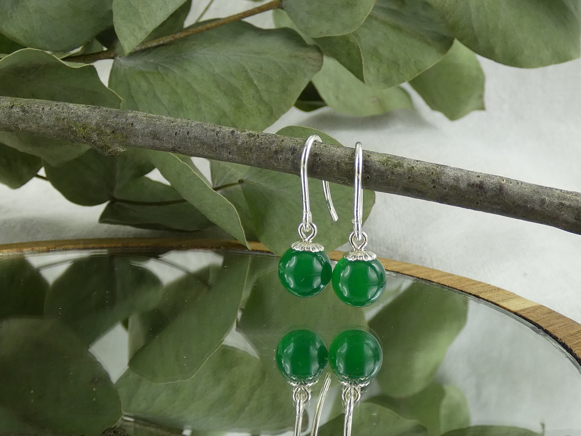 Handgefertigte Ohrhänger mit natürlichen Grünachat-Perlen in der Kategorie magischer Schmuck