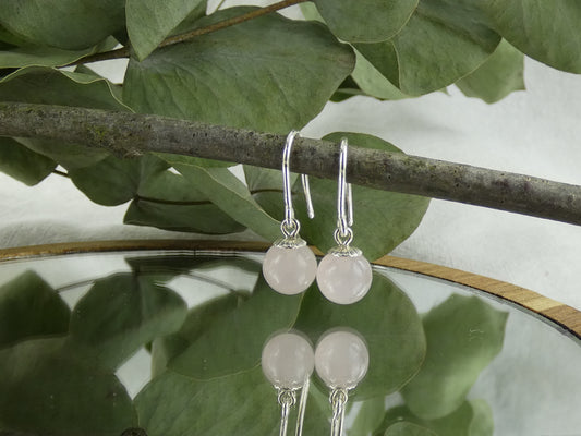 Handgefertigte Ohrhänger mit natürlichen Rosenquarz-Perlen in der Kategorie magischer Schmuck