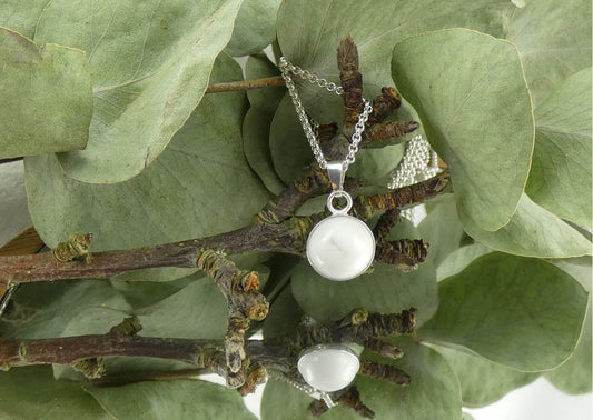 Kette Cabochon Howlith | Handgemachter Schmuck aus 925 Silber | Für Gelassenheit & Achtsamkeit